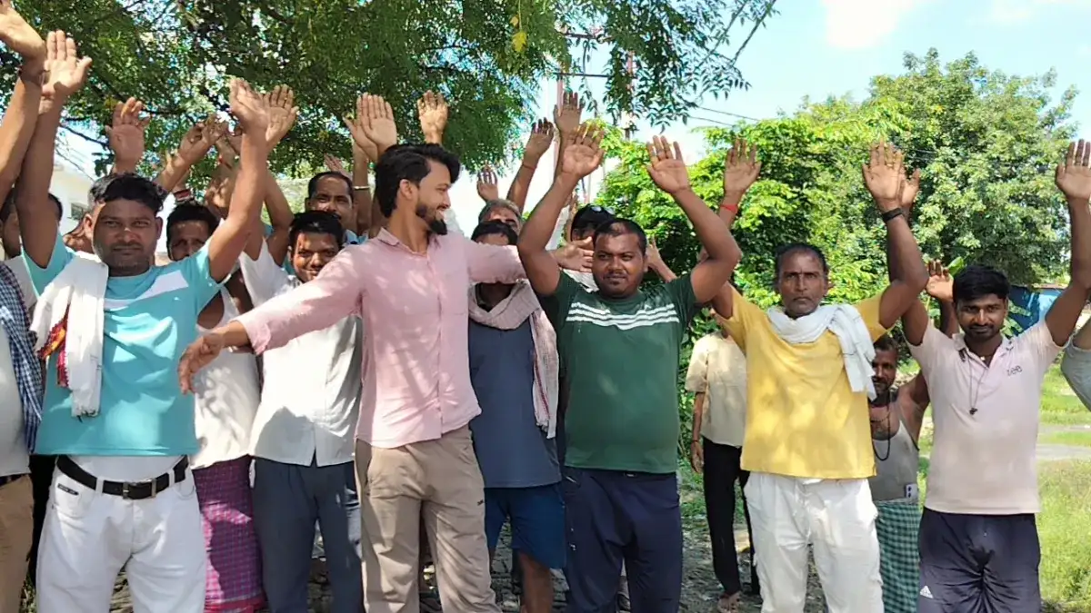 See: People's anger erupted in Deurpur market, protest against 63 KV transformer burning again and again.