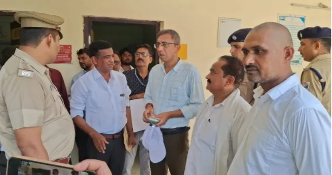 फरिहा स्टेशन पर मेल ट्रेन ठहराव, अंडरपास और फ्लाईओवर की मांग, प्रधान ने DRM को सौंपा ज्ञापन