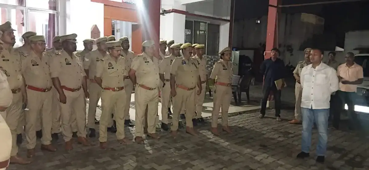Image: Special campaign launched in Azamgarh for verification of top 10 criminals, police teams raided toge...