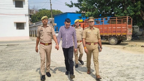 ताजा अपडेट: कटरचत दसतवज स शसतर लइसस बनवन क ममल मबई स आरप गरफतर