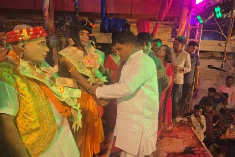 नगर सेवक अजय साहनी ने रामलीला के 41 कलाकारों को घड़ी पहनाकर किया सम्मानित