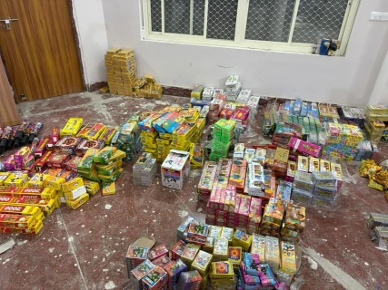 मुबारकपुर में किराये के मकान से 323 किलो पटाखे बरामद, कीमत करीब दो लाख रुपये