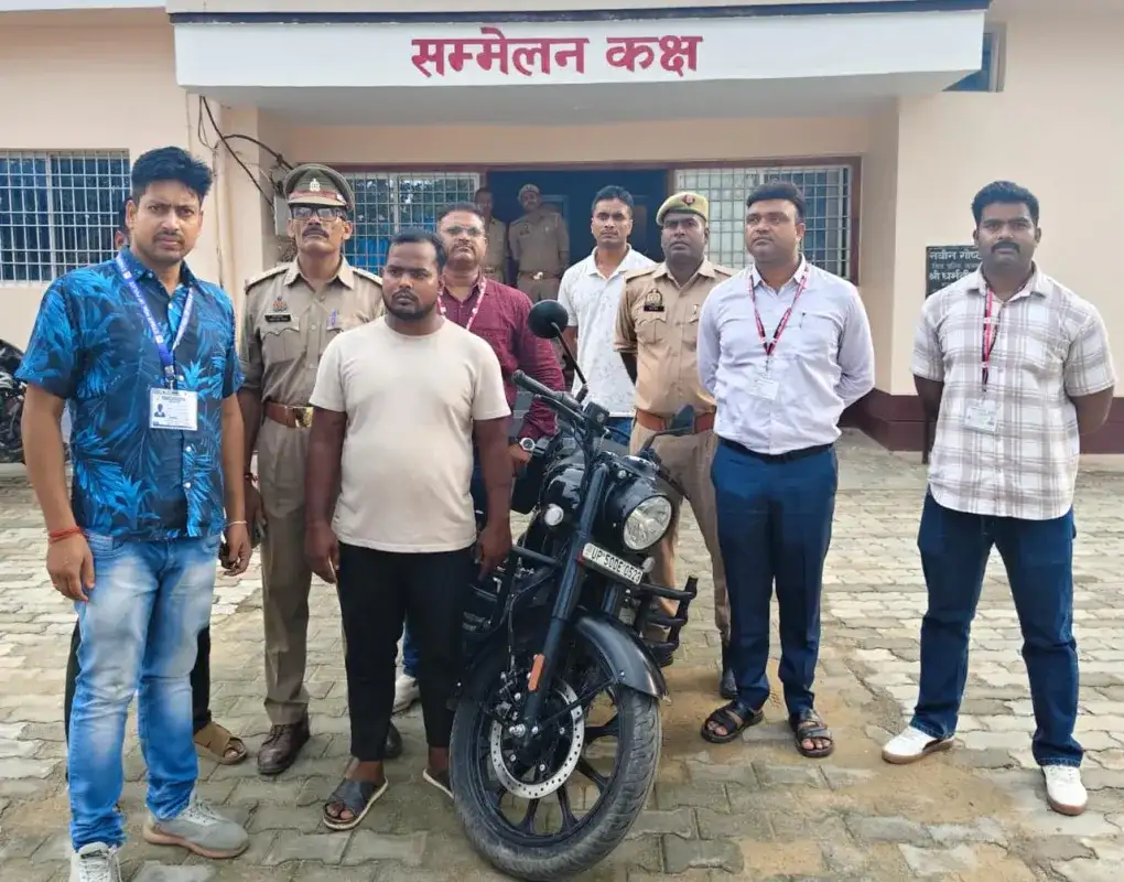 Image: Member of cyber gang who hacked mobile phones in the name of free movie download arrested