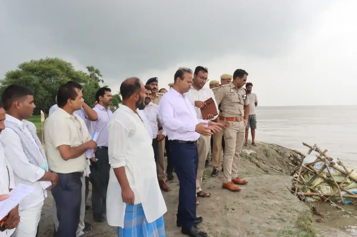 Image: Azamgarh: DM-SSP inspected the area affected by erosion of Ghaghra river, instructions to speed up s...