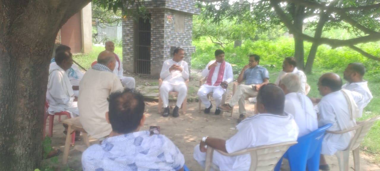 See: Dinesh Yadav came with Devara Vikas Seva Samiti on the demand of education, health and tehsil.