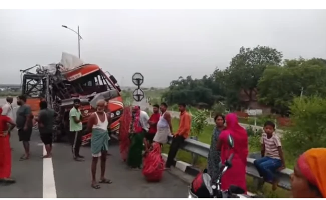 Image: Horrific accident on Purvanchal Expressway, fear of many casualties in bus-pickup collision