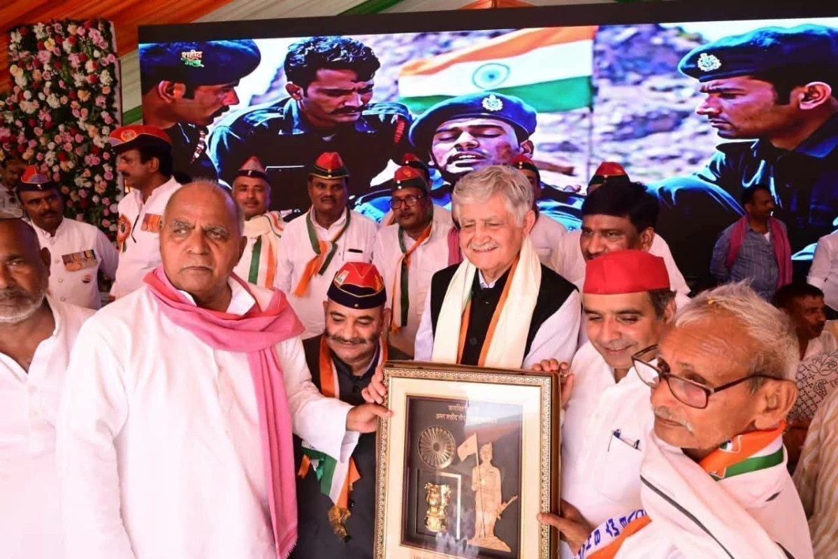Image: Grand Kargil Martyr Fair in Azamgarh: Former Army Chief General VP Malik and MP Dharmendra Yadav pai...